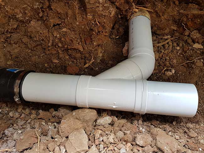 Plumber repairs sewer pipe in Kenthurst NSW